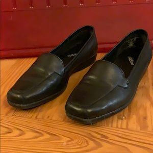 Cobbie cuddlers black leather loafers